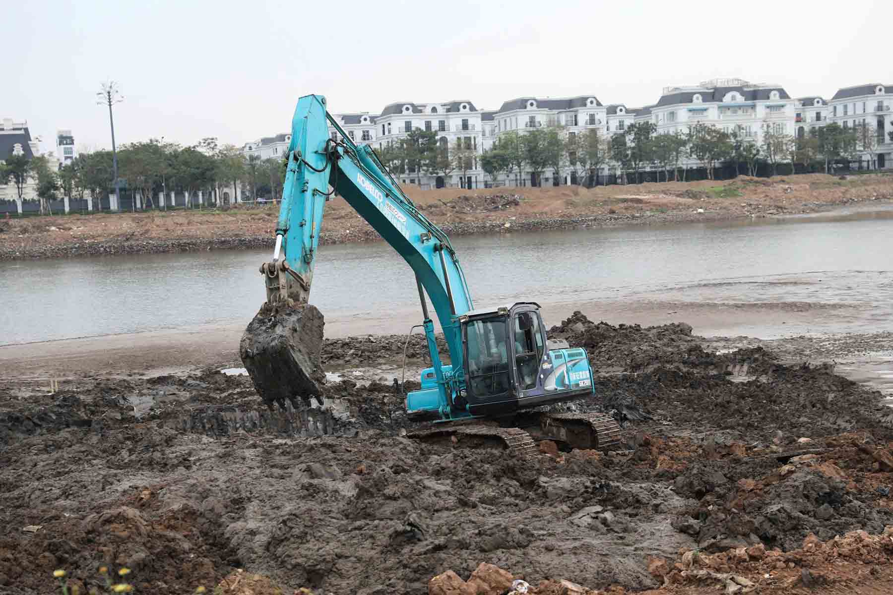 Máy móc được huy động làm việc trên công trường dự án công viên, hồ điều hòa. Ảnh: Sóng Hữu