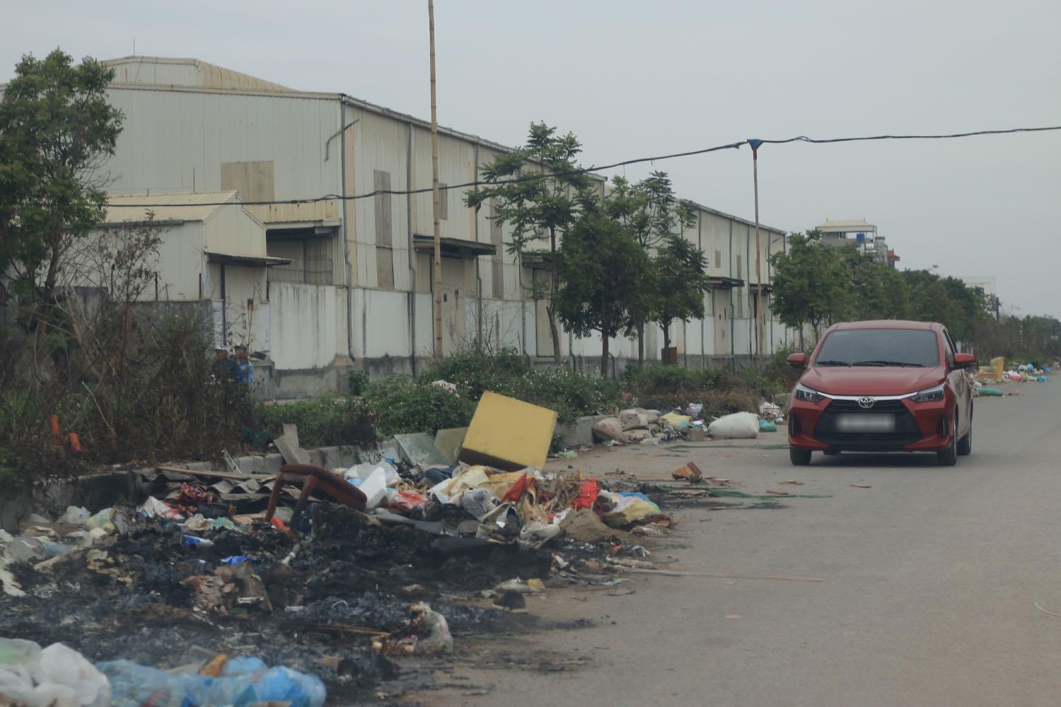 Rác thải tràn ngập tại tuyến đường. Ảnh: Khánh An