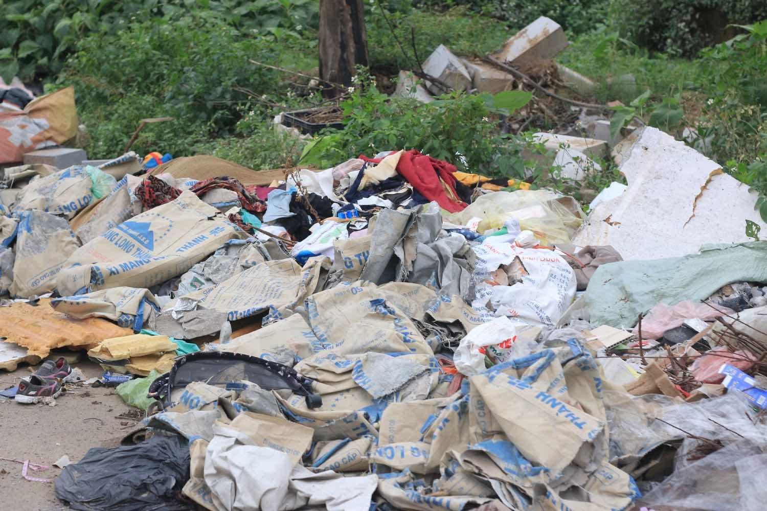 Rác thải ngập tuyến đường 40m. Ảnh: Khánh An
