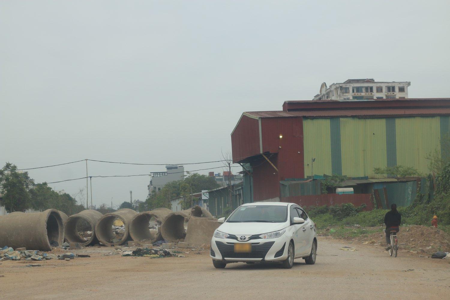 Hàng chục ống cống được đặt giữa đường, gây khó khăn trong việc lưu thông của người dân. Ảnh: Khánh An