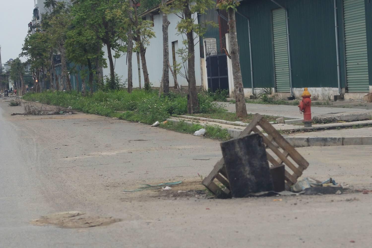 Hàng chục hố ga tại khu vực mất nắp, gây nguy hiểm cho người đi đường. Ảnh: Khánh An