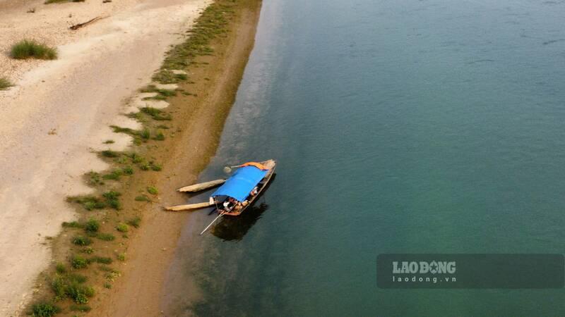 Các thuyền bè cũng gặp nhiều khó khăn trong việc di chuyển. Ảnh: Lam Thanh