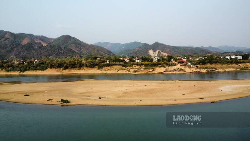 Dân làng chài vất vả mưu sinh khi nước sông Lô giảm sâu, lộ cả cồn cát. Ảnh: Lam Thanh