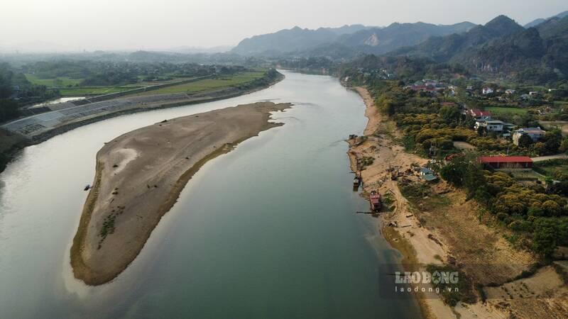 Mực nước sông Lô xuống mức thấp nhất từng ghi nhận. Ảnh: Lam Thanh