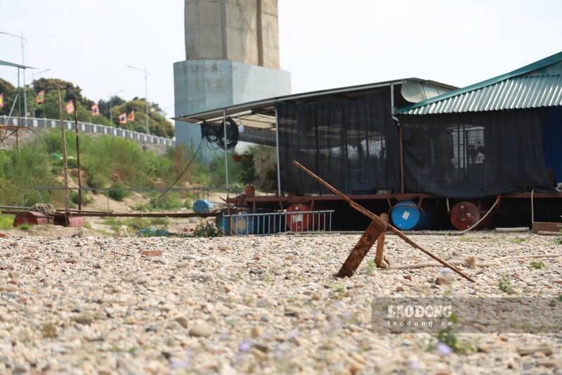 Những ngư dân làng chai lo lắng sinh kế khi nước sông Lô xuống thấp mùa cạn. Ảnh: Lam Thanh