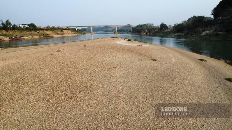 Nước sông Lô giảm sâu trơ cả đáy. Ảnh: Lam Thanh