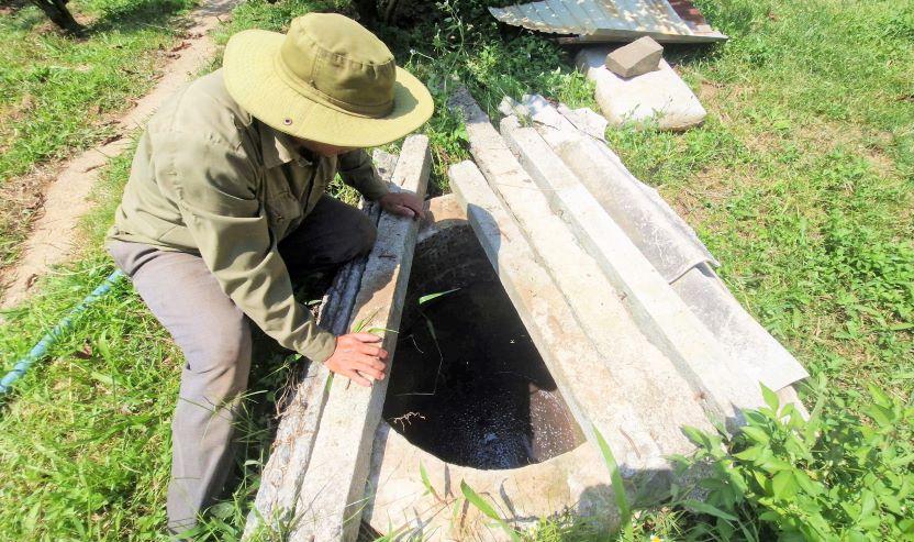 Giếng nước gần trại heo bị đục đen, hôi thối. Ảnh: Lam Hồng