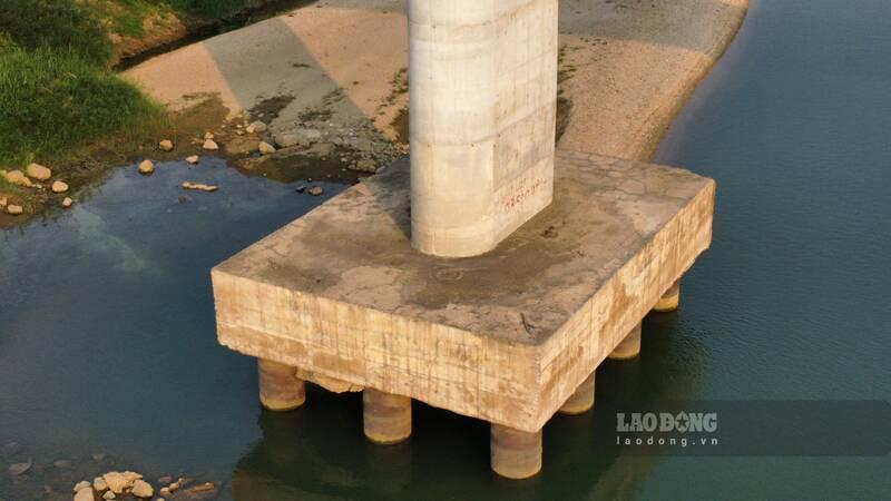 Mực nước thấp nhất lịch sử lộ ra cả móng cầu. Ảnh: Lam Thanh