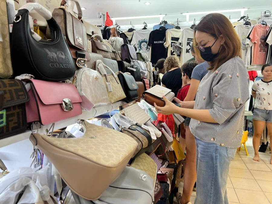 Khách hàng mua sắm túi hàng hiệu tại trung tâm thương mại Saigon Square. Ảnh: Phương Uyên