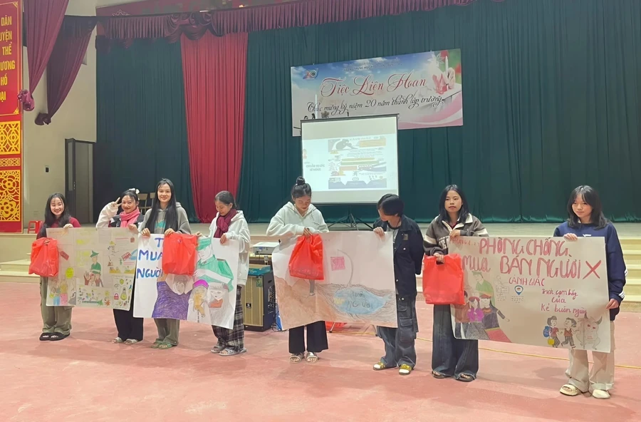 Hoạt động ngoại khóa vẽ tranh với chủ đề“Giáo dục kĩ năng phòng chống mua bán người”.