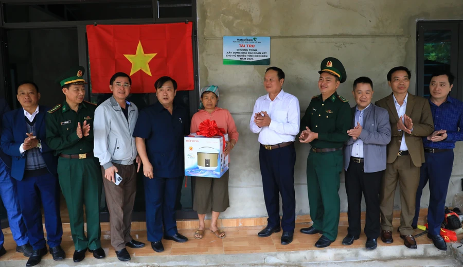 Phó Chủ tịch UBND tỉnh Điện Biên Vừ A Bằng (áo xanh, đứng giữa) cùng đoàn công tác Ủy ban MTTQ Việt Nam bàn giao nhà Đại đoàn kết cho người dân nghèo tại bản Chăn Nuôi, xã Phìn Hồ, huyện Nậm Pồ.