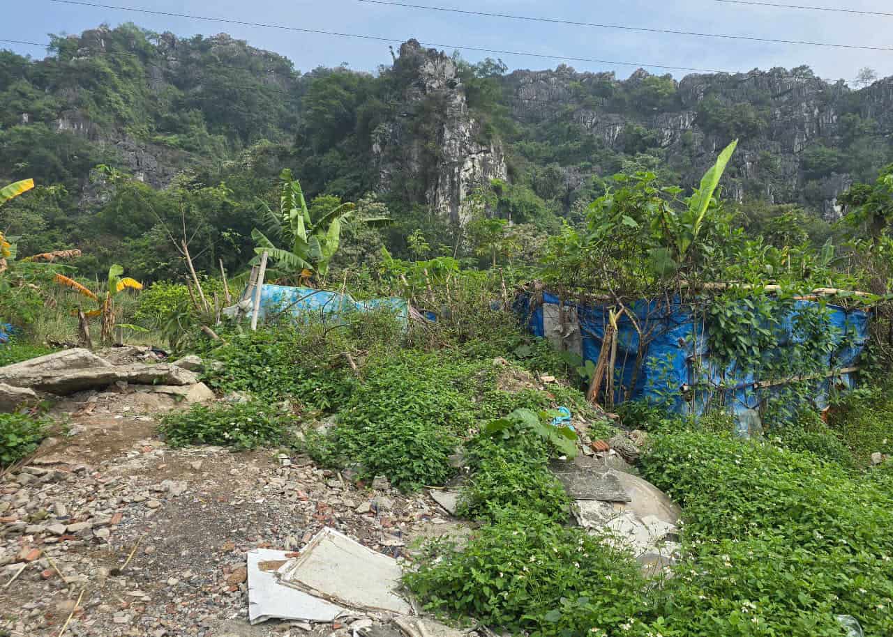Sau một thời gian dài không được trung tu, tôn tạo di tích lịch sử Quốc gia núi Cánh Diều đang dần trở nên hoang vu. Ảnh: Nguyễn Trường