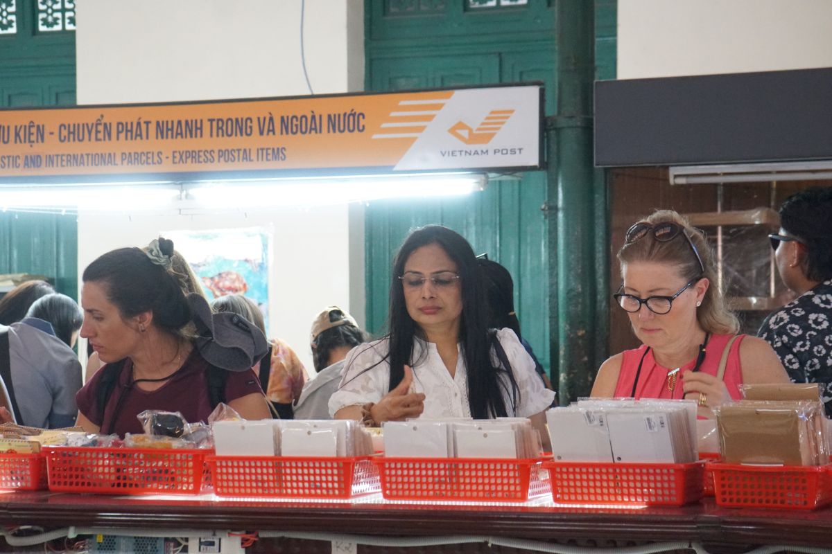 Du khách quốc tế tham quan Bưu điện Thành phố. Ảnh: Thanh Chân