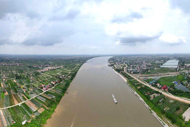 Chủ tịch Hà Nội lệnh kiểm tra việc đổ trộm phế thải lấn sông Hồng