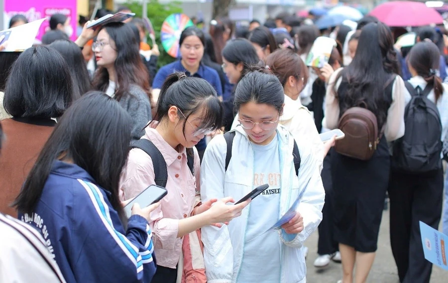 Sinh viên Trường Đại học Sư phạm Hà Nội tham dự Ngày hội việc làm do nhà trường tổ chức. Ảnh: Website nhà trường