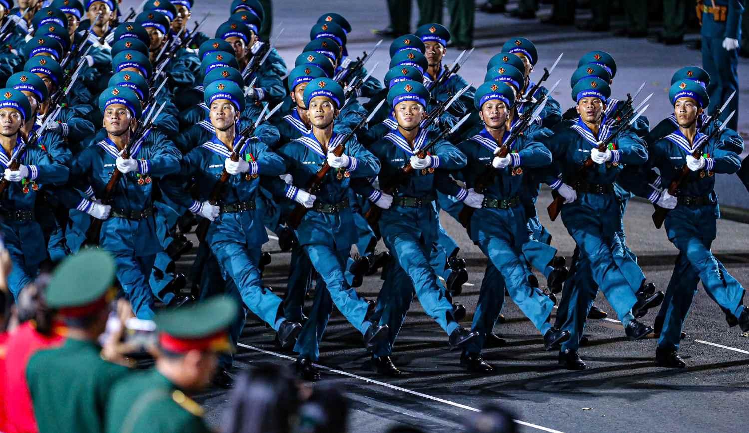 Khối nam dân quân biển.