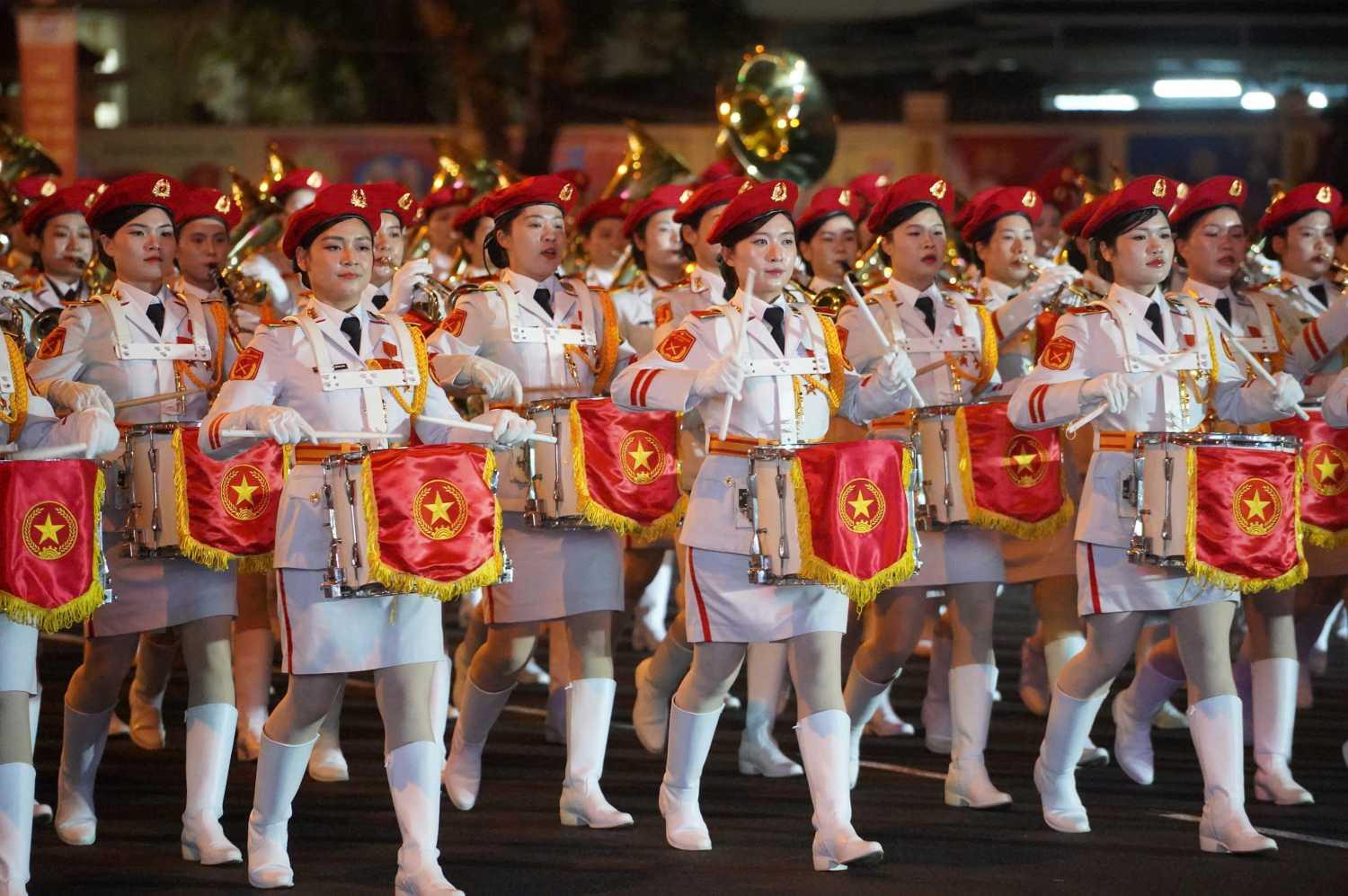 Khối Quân nhạc với những âm thanh hùng tráng ngân vang.