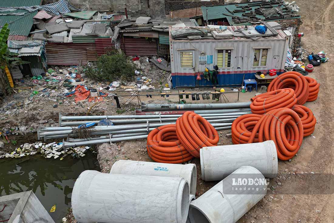 Công trường dự án không có bóng dáng công nhân thi công.