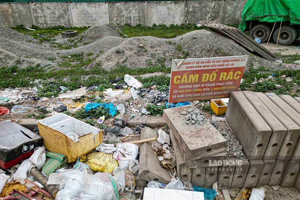 Nhiều điểm tập kết rác thải, phế thải xây dựng tự phát nằm ngồn ngang dọc tuyến đường dự án.