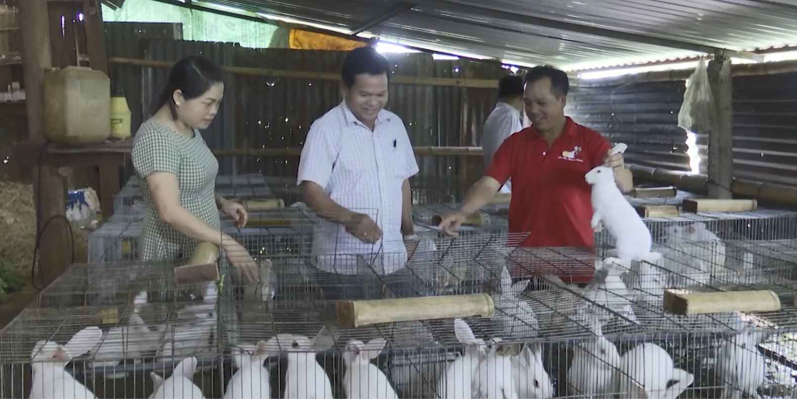 Cán bộ hướng dẫn người dân chăn nuôi, phát triển kinh tế. Ảnh: Bảo Trung