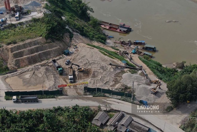 Rầm rộ khai thác cát trái phép trên sông Hồng