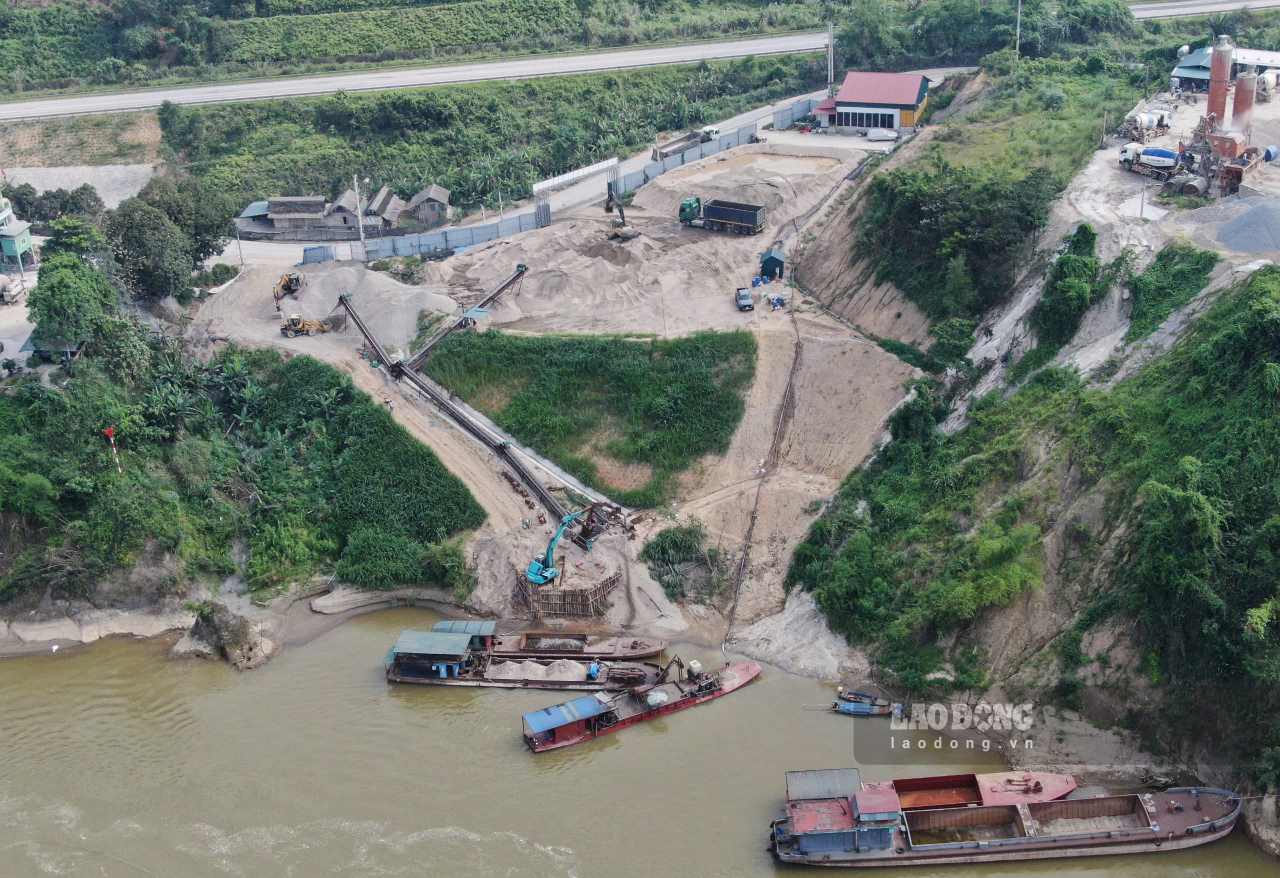 Lượng lớn tàu thuyền hút cát lên bãi tập kết trái phép của Công ty TNHH thương mại sản xuất An Thái Phát. Ảnh: Văn Đức ghi nhận chiều 8.5.