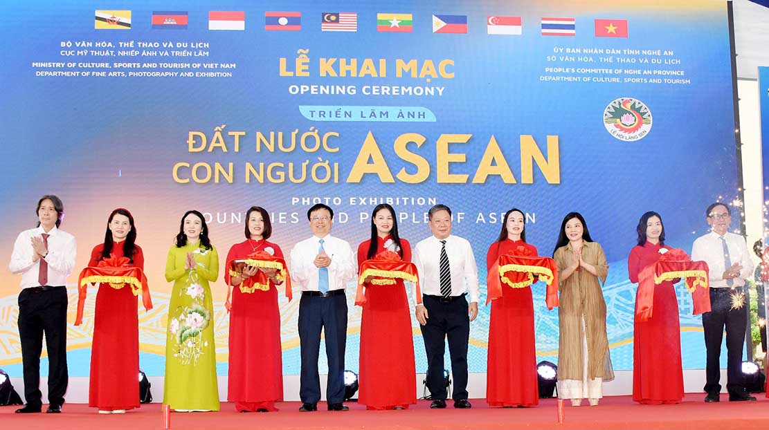 Các đại biểu cắt băng khai mạc triển lãm. Ảnh: Từ Thành