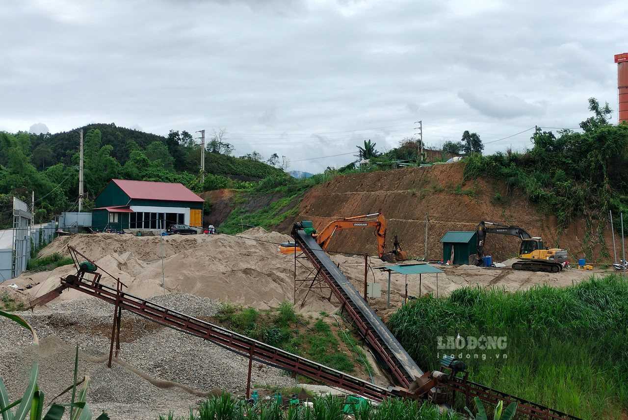 Ngày 11.5, qua ghi nhận của phóng viên, bãi tập kết này đã tạm dừng hoạt động. Ảnh: Văn Đức.