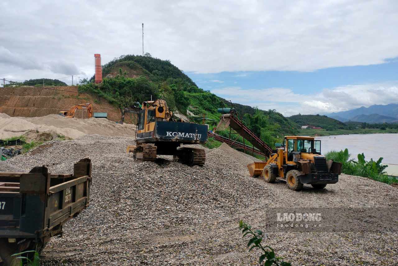 Cơ quan chức năng yêu cầu tạm dừng hoạt động đối với bãi tập kết cát trái phép của Công ty TNHH thương mại sản xuất An Thái Phát. Ảnh: Văn Đức.