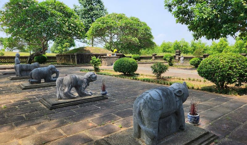 Khu lăng mộ vua Lê Túc Tông (ở thôn 1, xã Kiên Thọ, huyện Ngọc Lặc, Thanh Hóa) bị đào bới trái phép. Ảnh: Minh Hoàng
