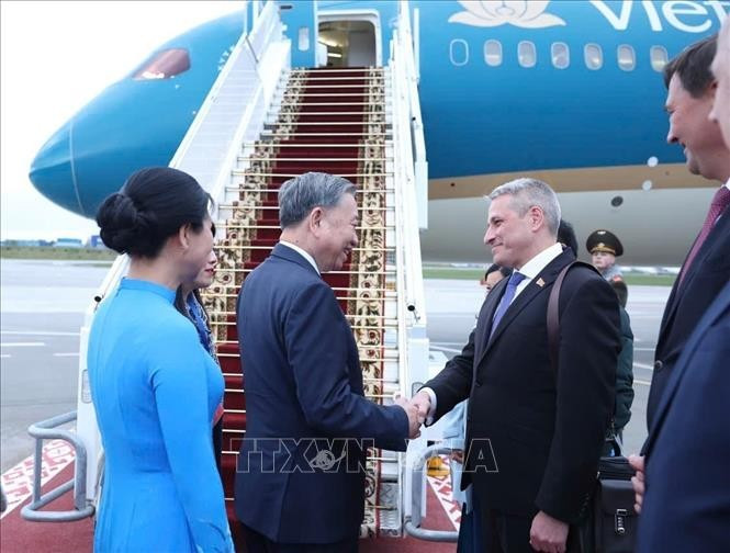 Tổng Bí thư Tô Lâm và Phu nhân rời thủ đô Minsk, lên đường về nước. (Ảnh: Thống Nhất/TTXVN) Tổng Bí thư Tô Lâm và Phu nhân rời thủ đô Minsk, lên đường về nước. (Ảnh: Thống Nhất/TTXVN)