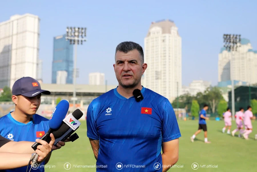 HLV C.Roland dẫn dắt U16 Việt Nam dự Giải U16 Quốc tế.