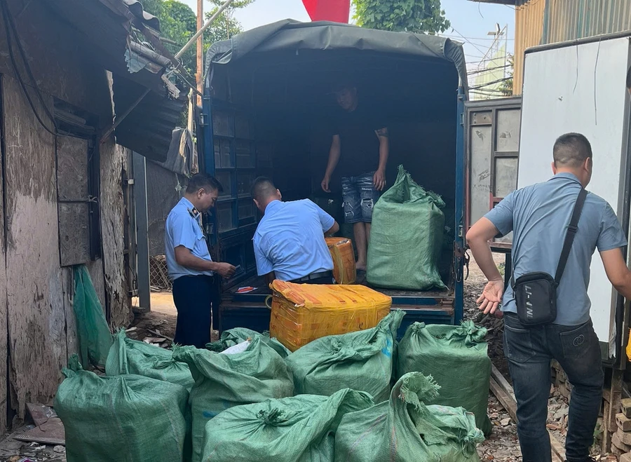 Tạm giữ 800kg thực phẩm đông lạnh không rõ nguồn gốc tại Hoàng Mai, Hà Nội