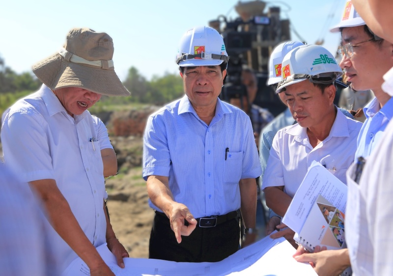 Chủ tịch UBND tỉnh Quảng Nam trực tiếp kiểm tra hiện trạng, tháo gỡ vướng mắc dự án trọng điểm tại Núi Thành. Ảnh: Truwnowngf An