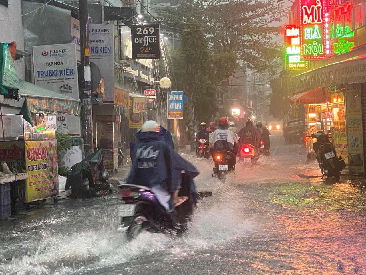Cơn mưa kéo dài gây ngập trên đường Lê Văn Thọ. Ảnh: Anh Tú.