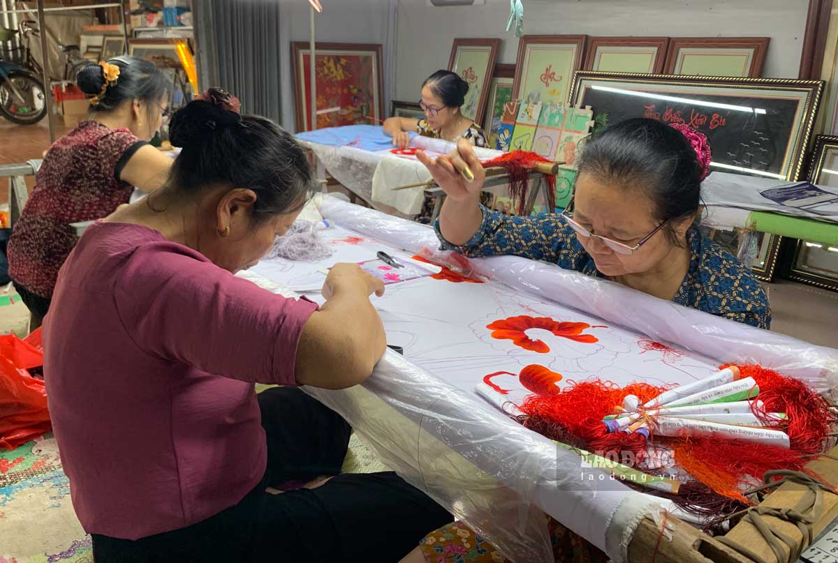 Những tay kim gắn bó lâu năm với nghề thêu truyền thống ở xã Minh Lãng (huyện Vũ Thư, tỉnh Thái Bình). Ảnh: Hà Vi