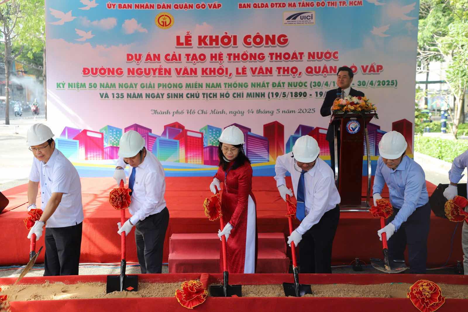Lễ khởi công xây dựng hệ dự án cải tạo hệ thống thống thoát nước đường Nguyễn Văn Khối, Lê Văn Thọ (quận Gò Vấp). Ảnh: Anh Tú.