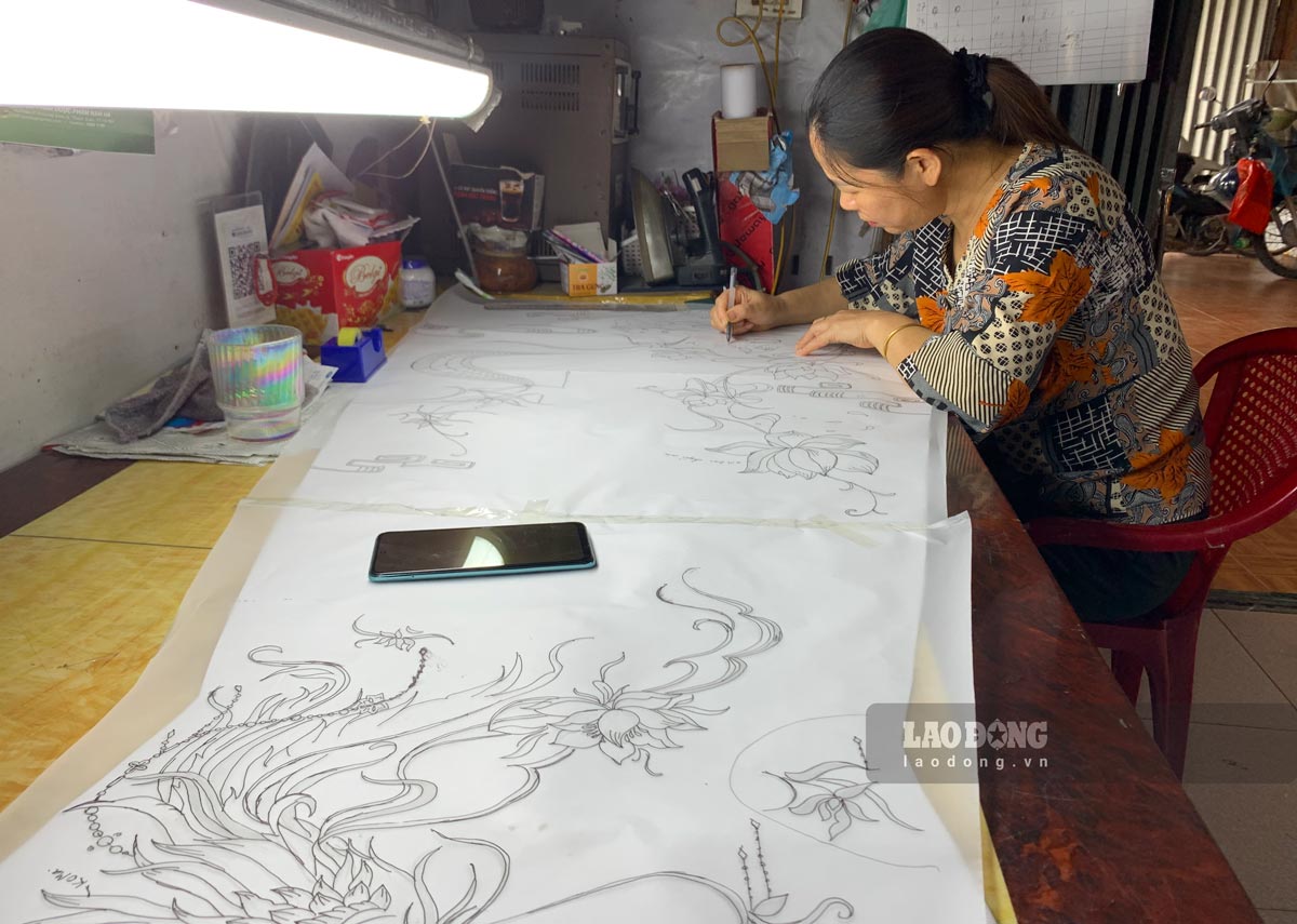 Bà Nhuần cẩn thận phác họa
