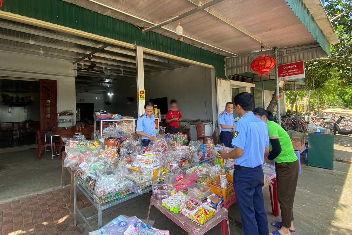 Đội QLTT số 2 tuyên truyền pháp luật về ATTP tại huyện Hải Hà, tỉnh Quảng Ninh. Ảnh: QLTT Quảng Ninh