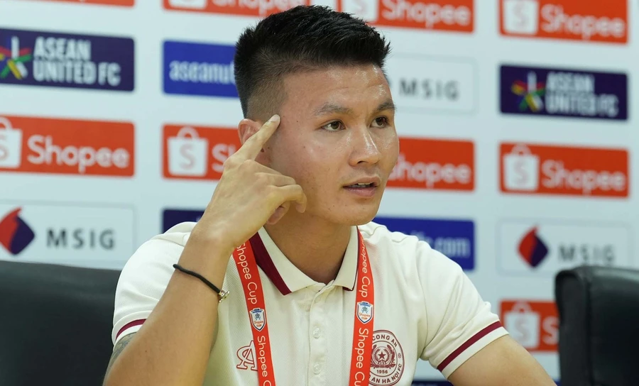 Quang Hải quyết thắng ở Chung kết Cúp C1 Đông Nam Á.