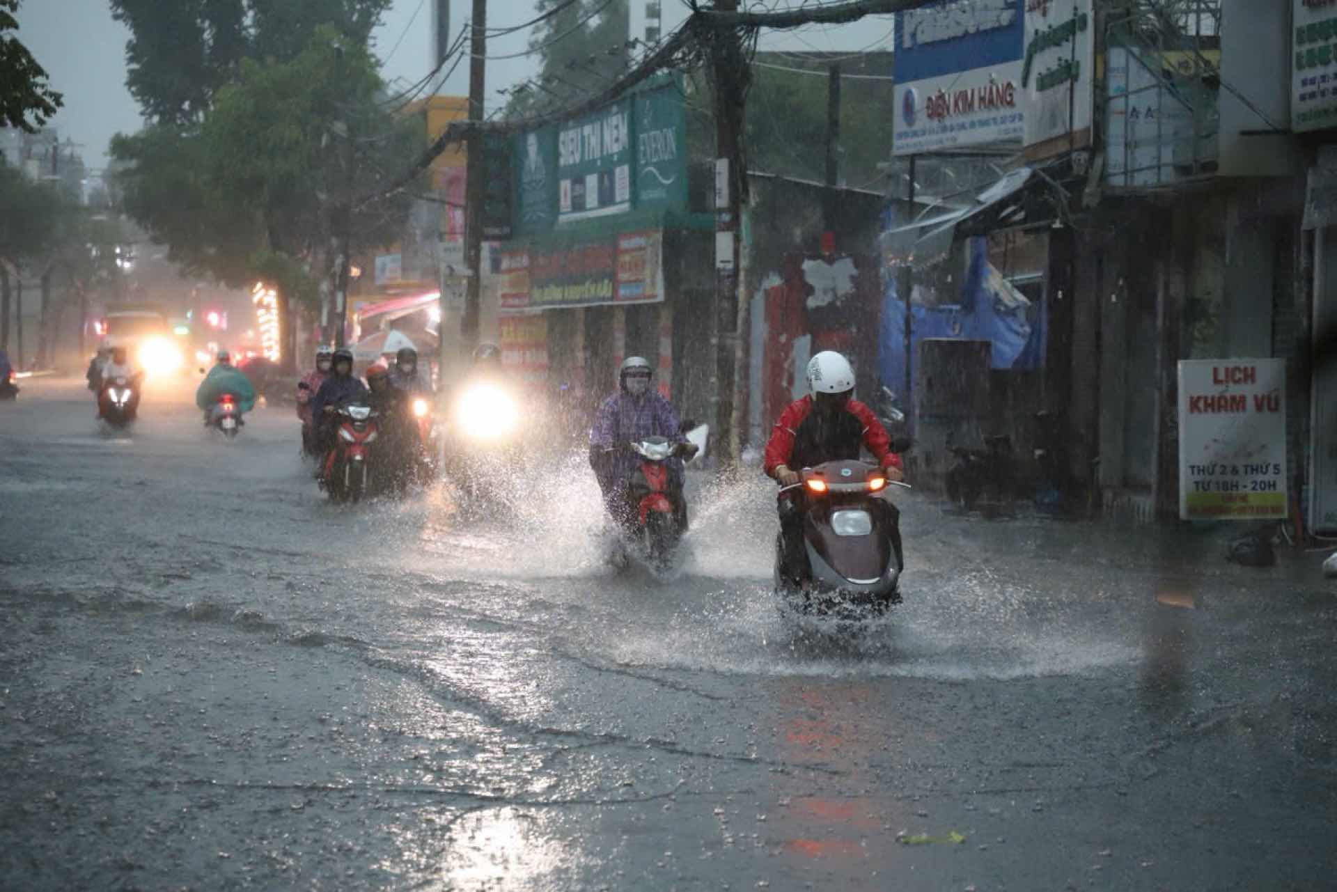 Dự án sau khi hoàn thành sẽ góp phần giải quyết tình trạng ngập úng do mưa, cải thiện chất lượng cuộc sống của người dân cũng như mỹ quan đô thị. Ảnh: Anh Tú.