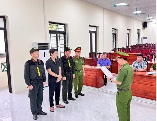 Công an tỉnh Hà Giang đọc Quyết định khởi tố vụ án hình sự, khởi tố bị can đối với Lê Văn Toàn. Ảnh: Công an Hà Giang