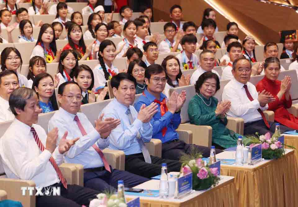 Chủ tịch nước Lương Cường cùng các đại biểu dự Lễ tuyên dương Cháu ngoan Bác Hồ toàn quốc lần thứ X. Ảnh: TTXVN
