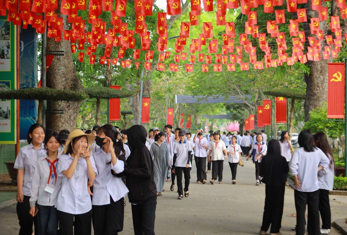 Các em thiếu nhi về thăm quê Bác Hồ. Ảnh: Quang Đại