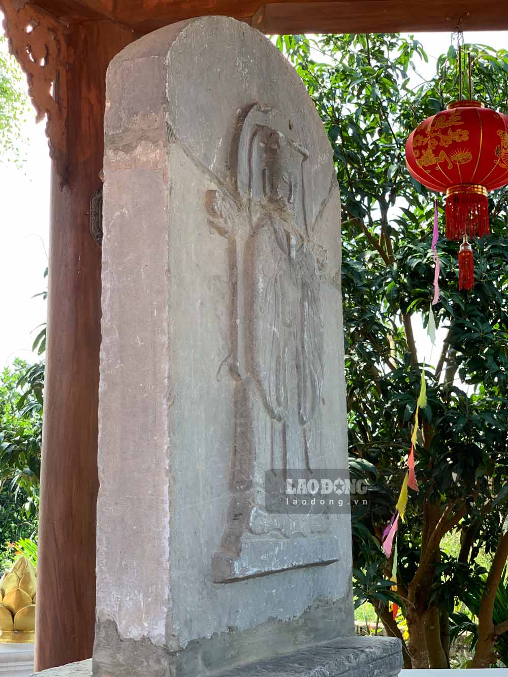 Bia chùa Giàu cao 1m. Ảnh: Hà Vi