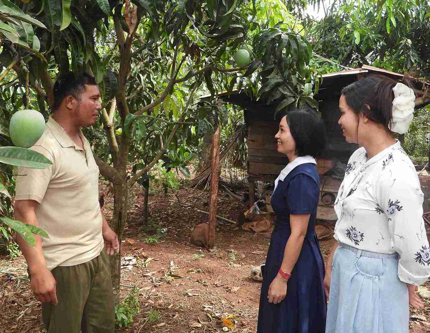 Cán bộ xã Ea Hồ đến thăm hỏi, động viên