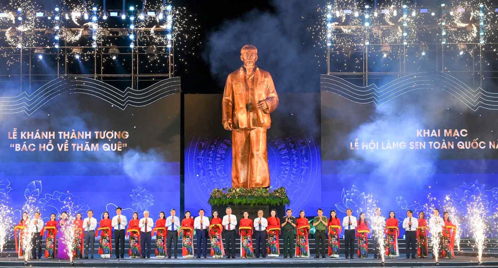 Tổng Bí thư Tô Lâm và các lãnh đạo Trung ương, tỉnh Nghệ An cắt băng khánh thành tượng đài “Bác Hồ về thăm quê” tại Lễ khai mạc Lễ hội Làng Sen 2025. Ảnh: Thành Cường