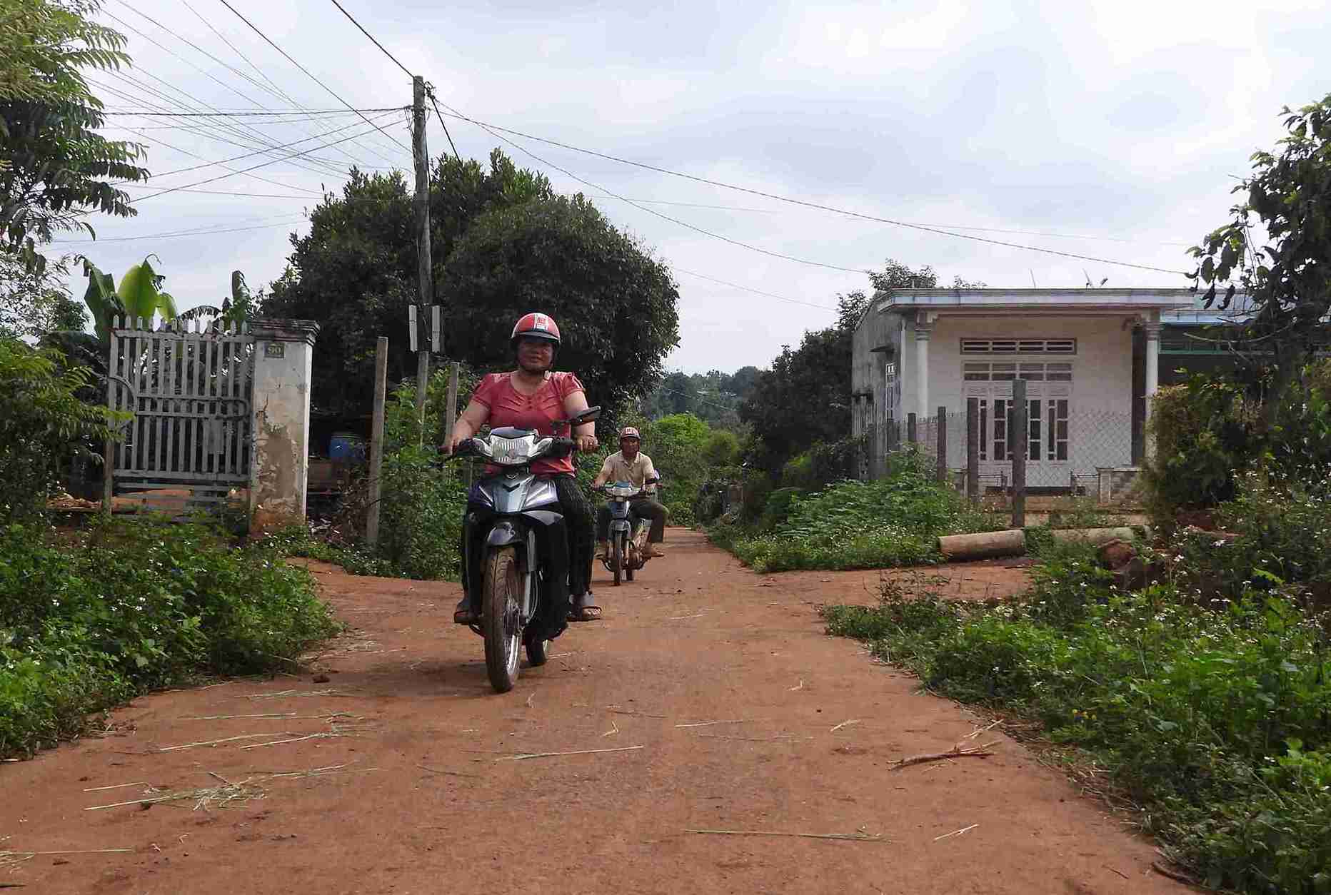 Đường sá buôn Trang, xã Buôn Hồ được bê tông hóa, người dân đi lại thuận lợi. Ảnh: Bảo Trung