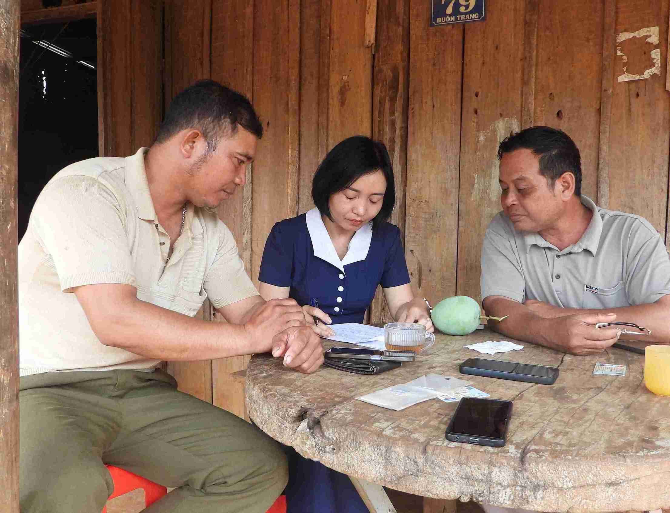Cán bộ xã Ea Hồ đến tuyên truyền, vận động người dân ở các buôn đặc biệt khó khăn trên địa bàn. Ảnh: Bảo Trung