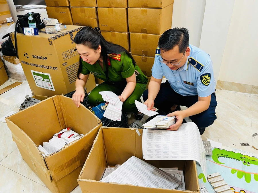 Lực lượng chức năng khám xét các địa điểm liên quan đến ổ nhóm. Ảnh: CATP